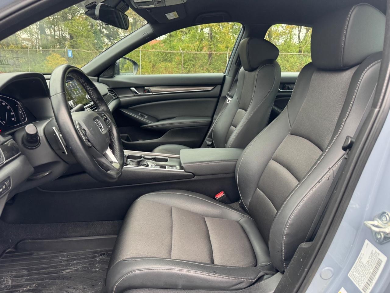 Honda Accord Sedan Vehicle Full-screen Gallery Image 18