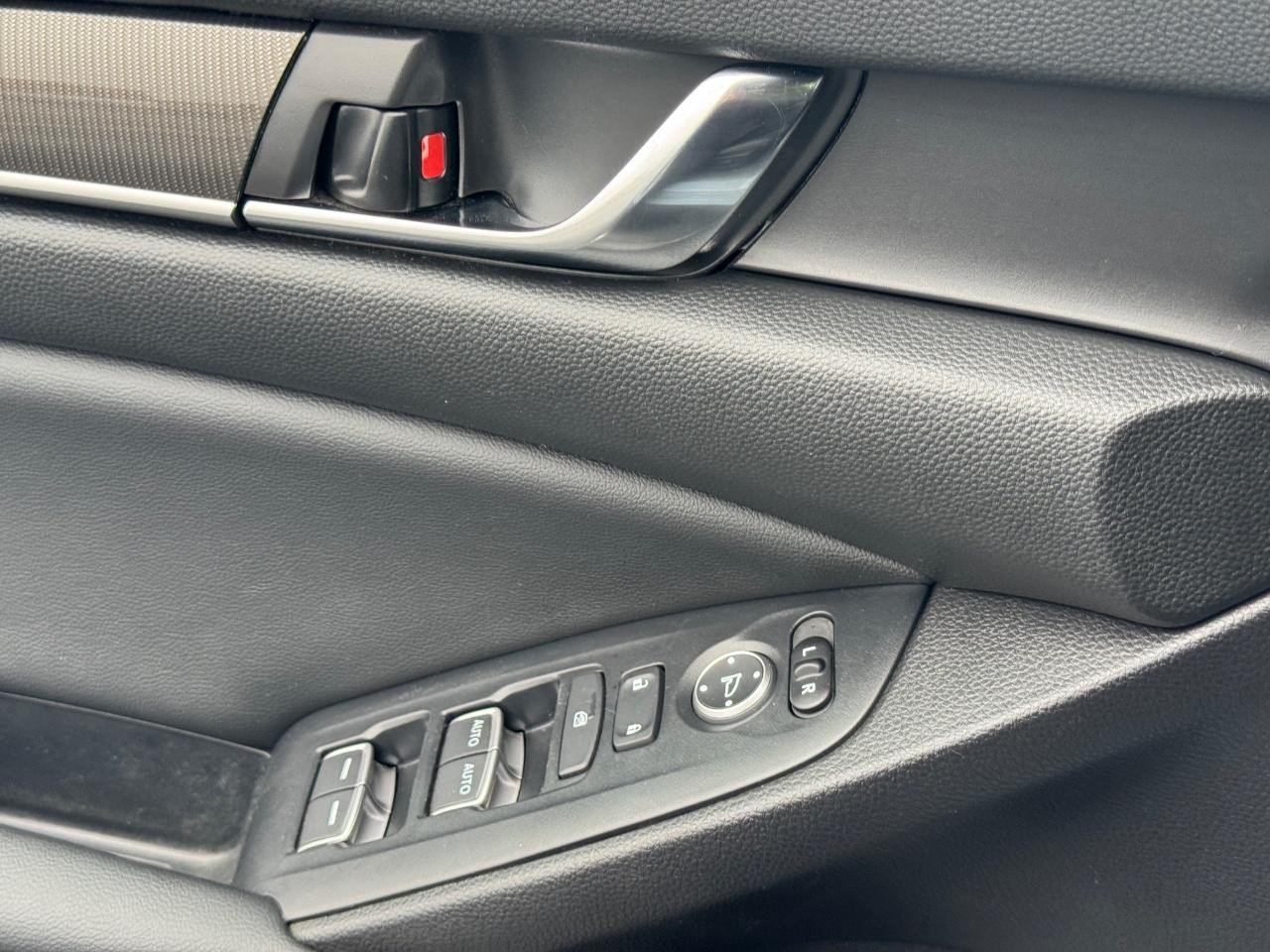 Honda Accord Sedan Vehicle Full-screen Gallery Image 24