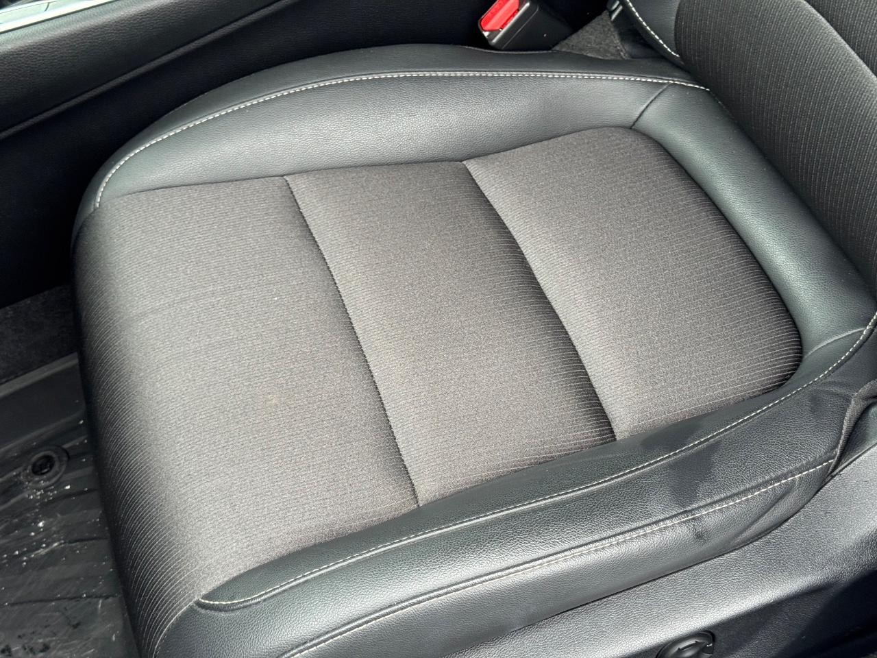 Honda Accord Sedan Vehicle Full-screen Gallery Image 25