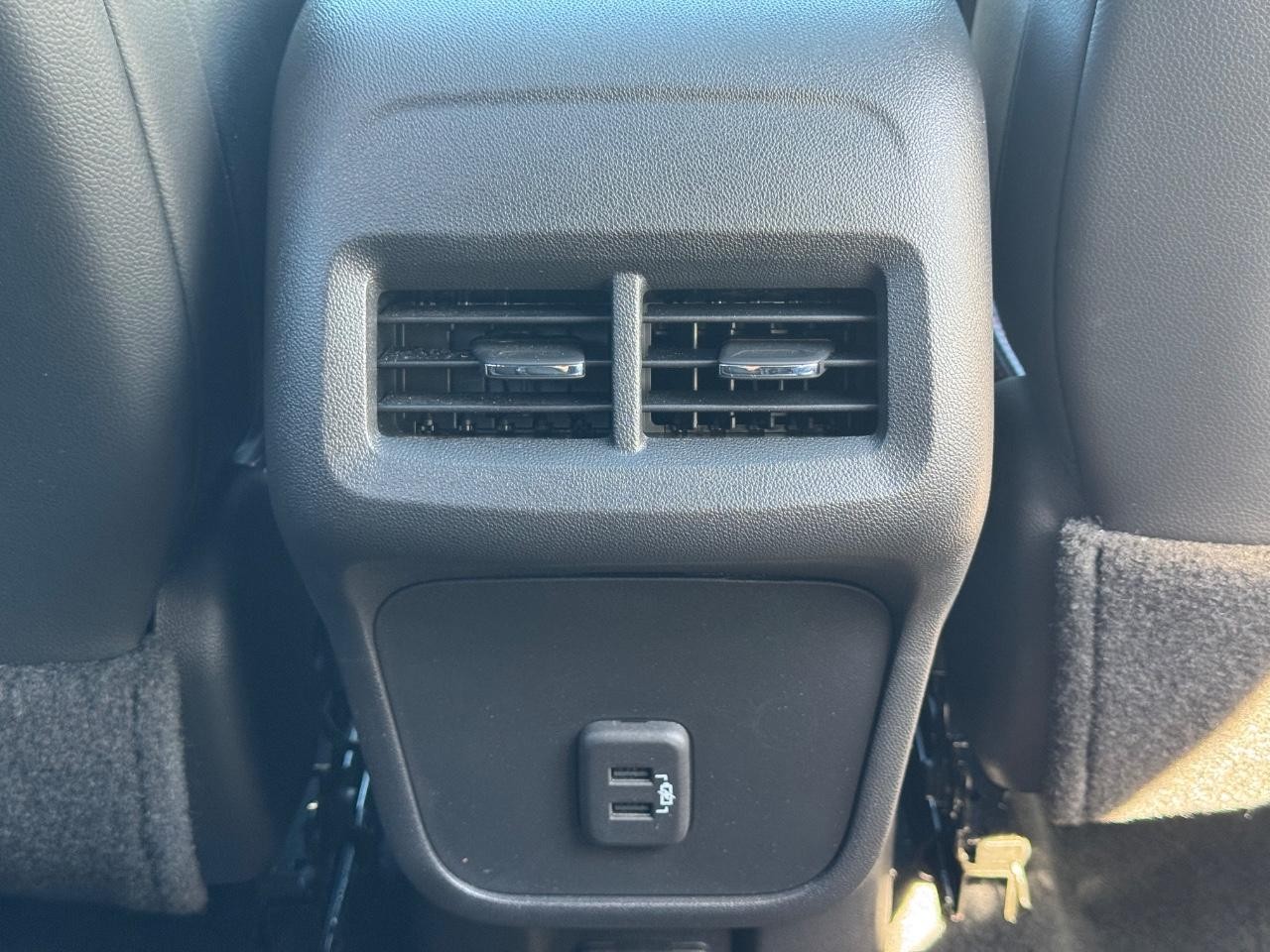 Chevrolet Equinox Vehicle Full-screen Gallery Image 16