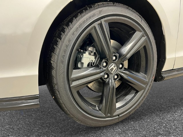 Honda Accord Hybrid Vehicle Full-screen Gallery Image 11