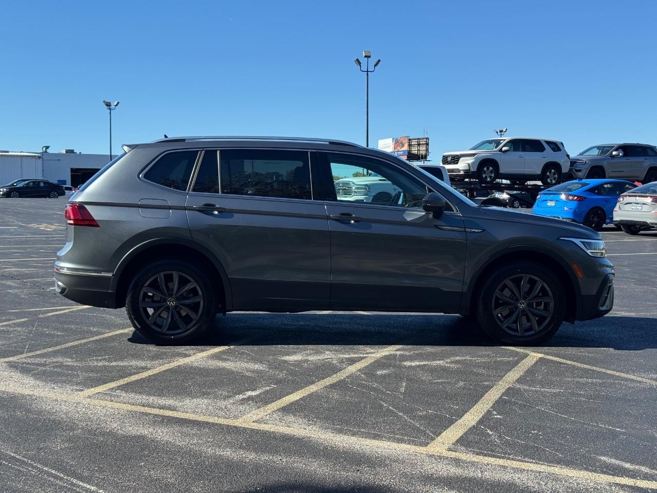 Volkswagen Tiguan Vehicle Full-screen Gallery Image 02