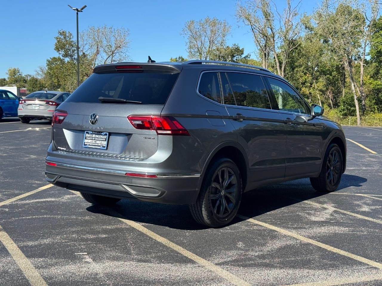 Volkswagen Tiguan Vehicle Full-screen Gallery Image 03