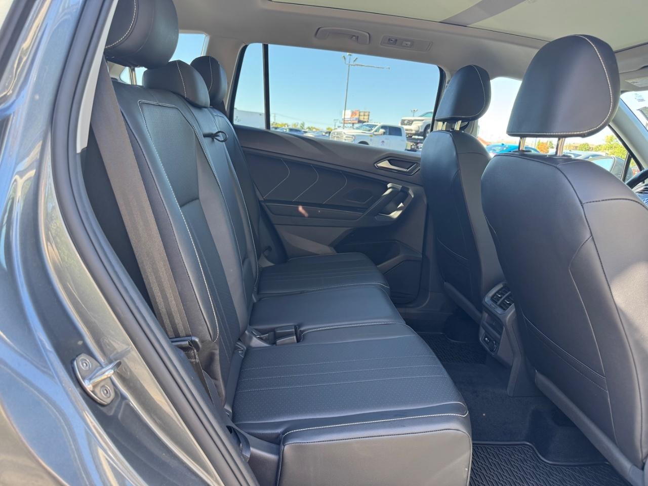 Volkswagen Tiguan Vehicle Full-screen Gallery Image 10