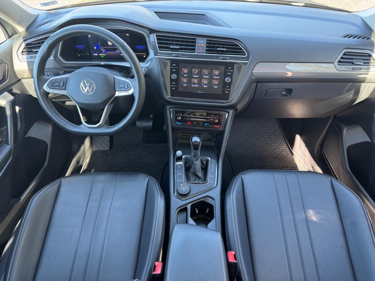 Volkswagen Tiguan Vehicle Full-screen Gallery Image 11