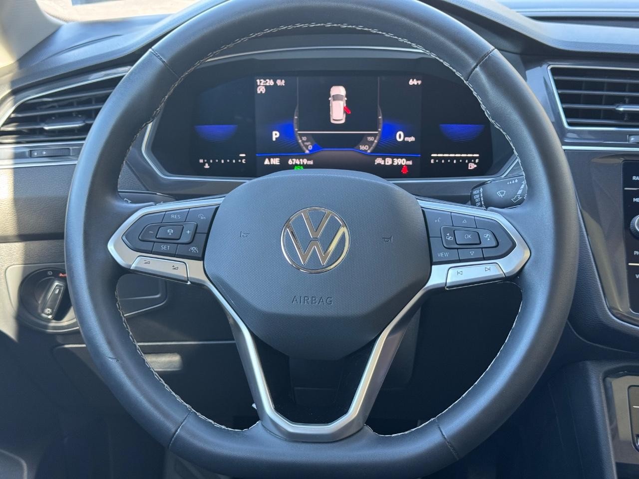 Volkswagen Tiguan Vehicle Full-screen Gallery Image 12