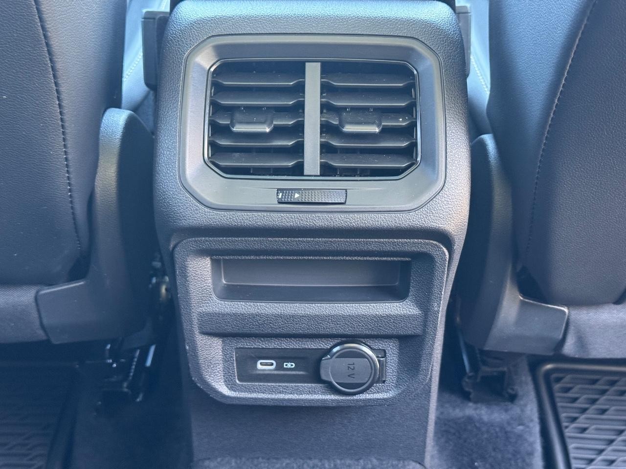 Volkswagen Tiguan Vehicle Full-screen Gallery Image 16