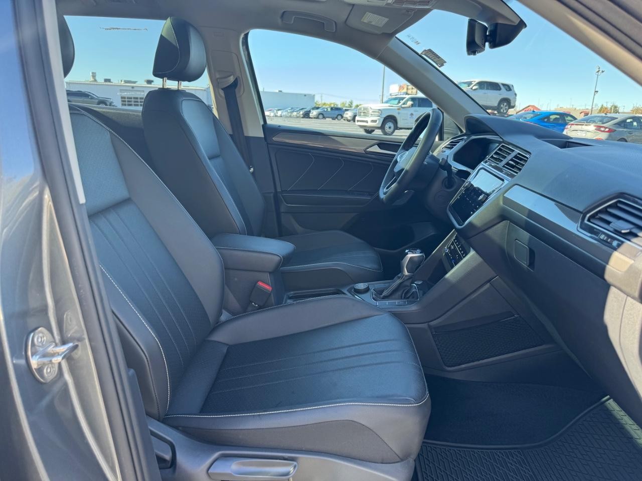 Volkswagen Tiguan Vehicle Full-screen Gallery Image 17