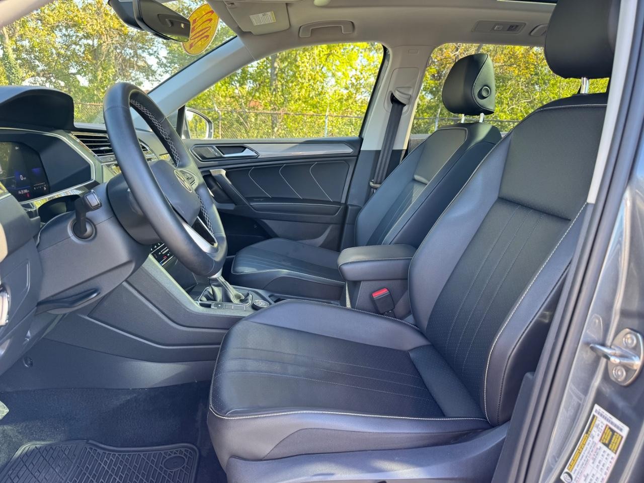 Volkswagen Tiguan Vehicle Full-screen Gallery Image 18