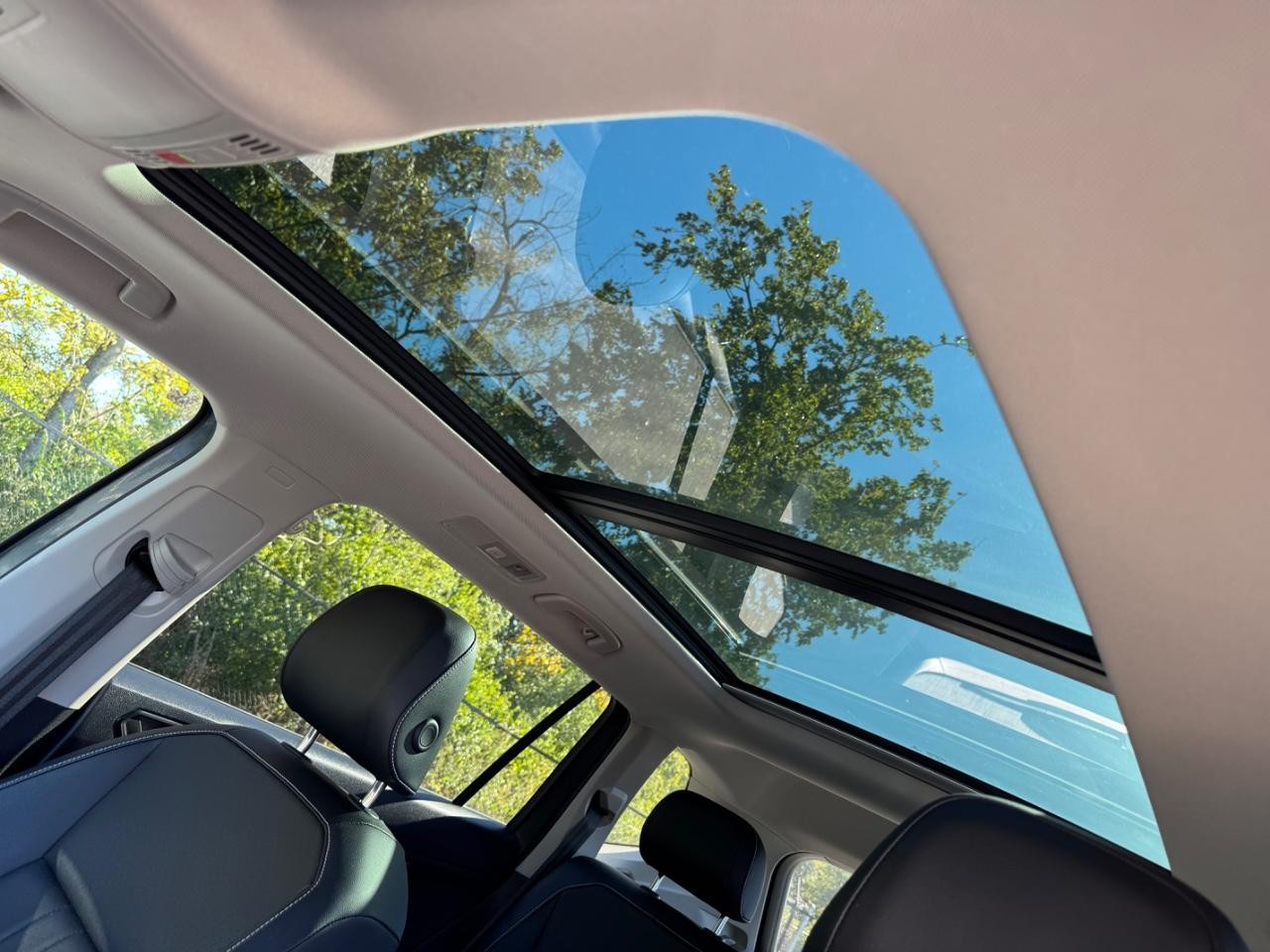 Volkswagen Tiguan Vehicle Full-screen Gallery Image 19