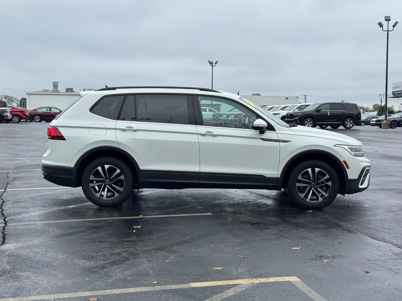 Volkswagen Tiguan Vehicle Full-screen Gallery Image 02