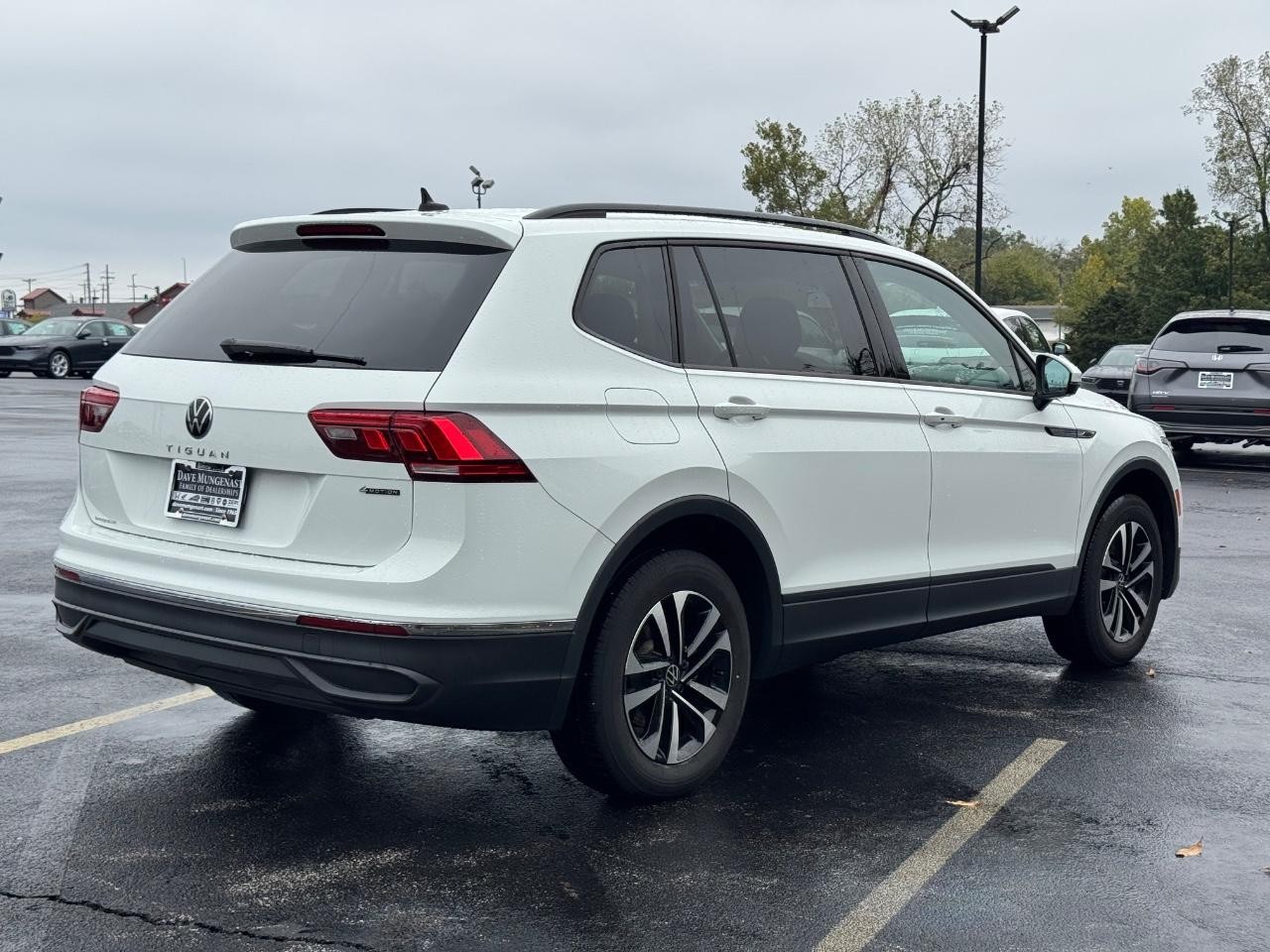 Volkswagen Tiguan Vehicle Full-screen Gallery Image 03