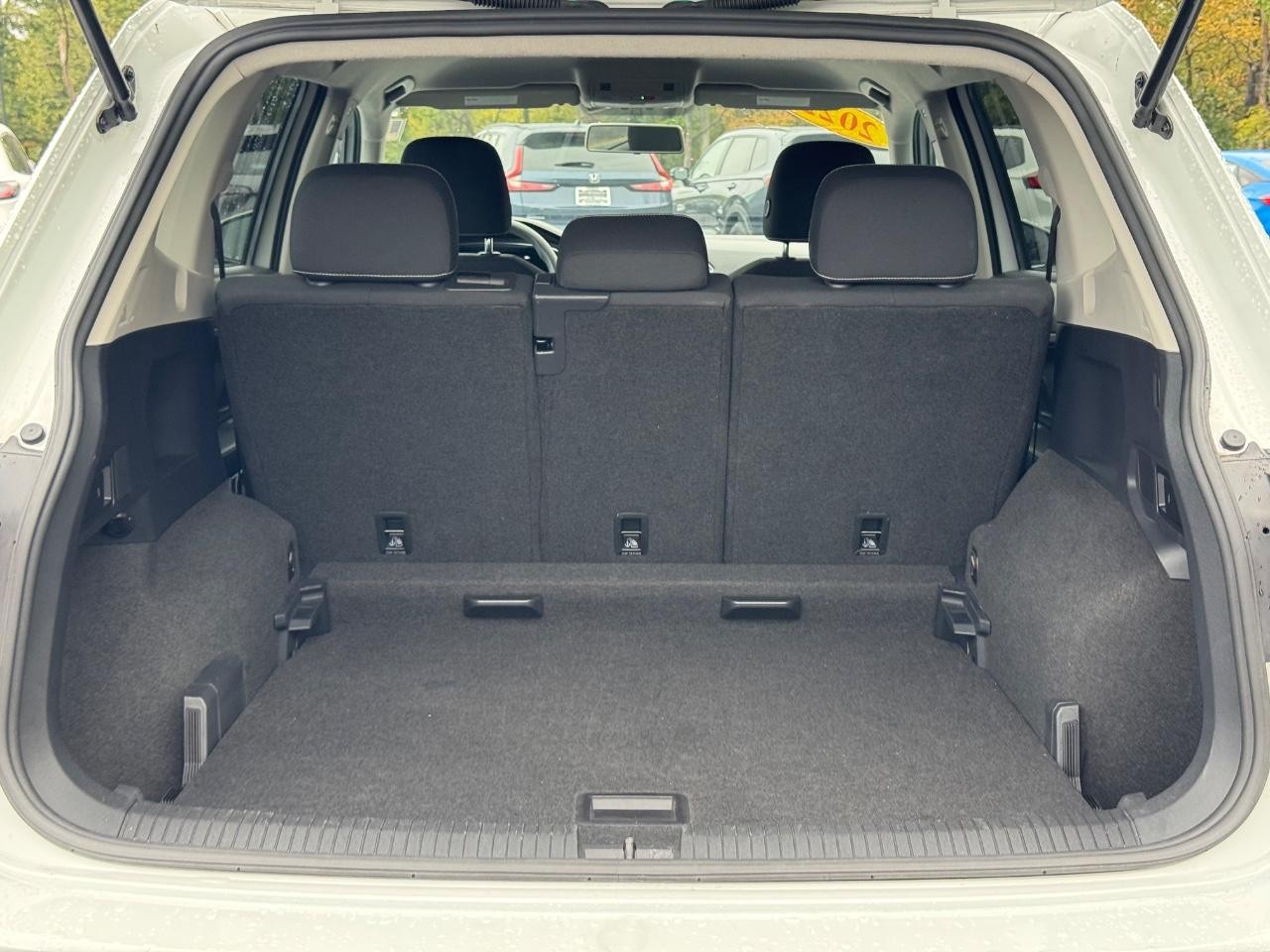 Volkswagen Tiguan Vehicle Full-screen Gallery Image 04