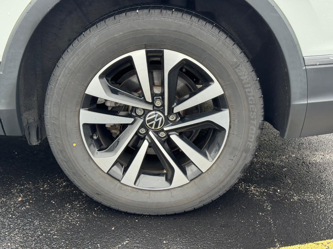 Volkswagen Tiguan Vehicle Full-screen Gallery Image 07