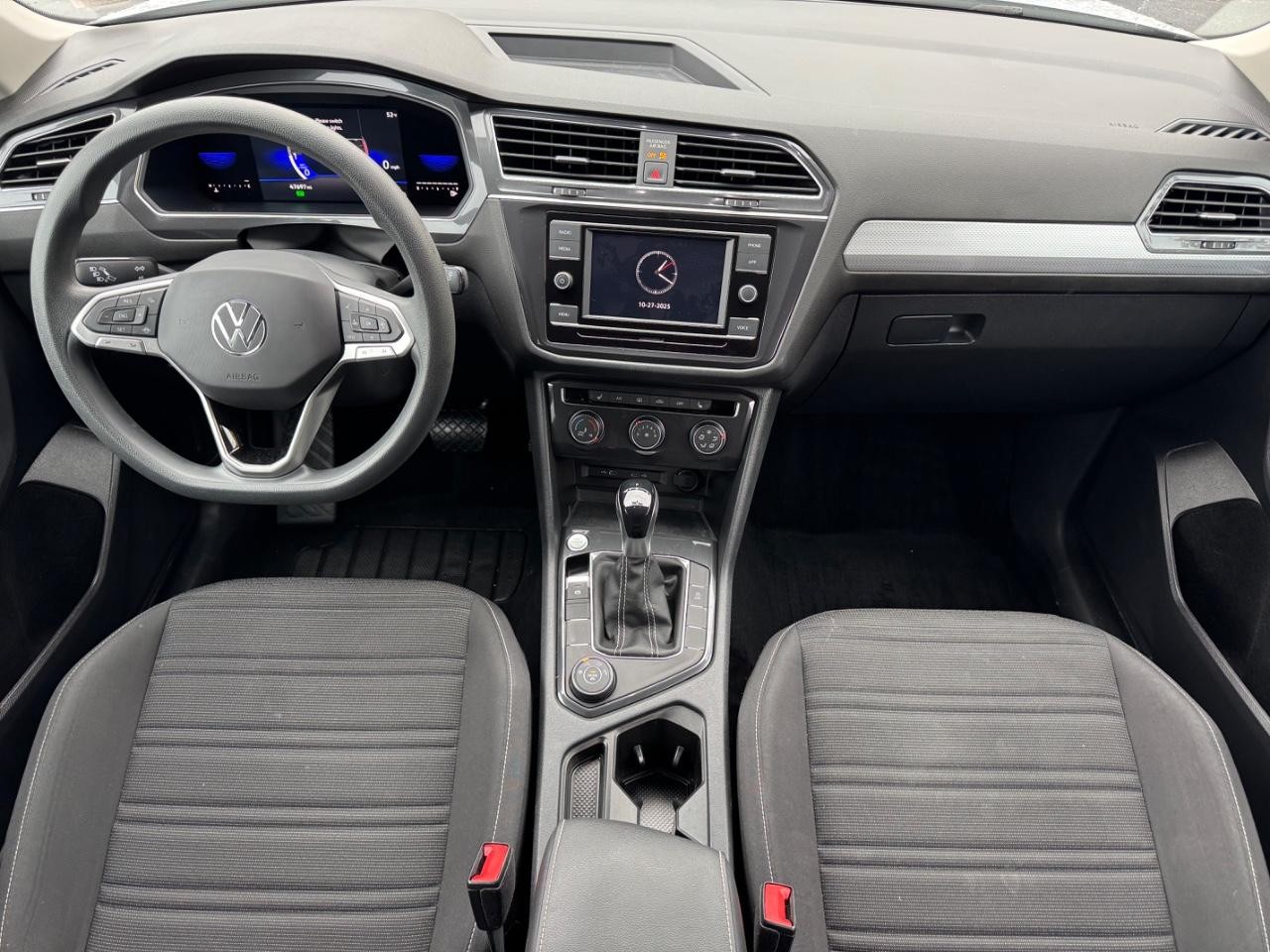 Volkswagen Tiguan Vehicle Full-screen Gallery Image 11
