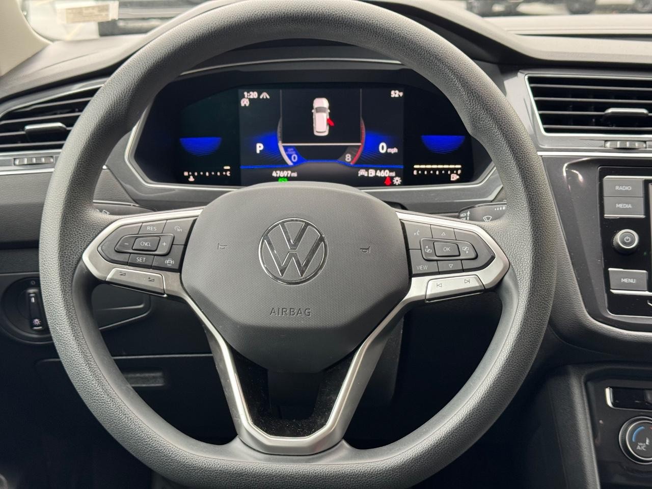 Volkswagen Tiguan Vehicle Full-screen Gallery Image 12