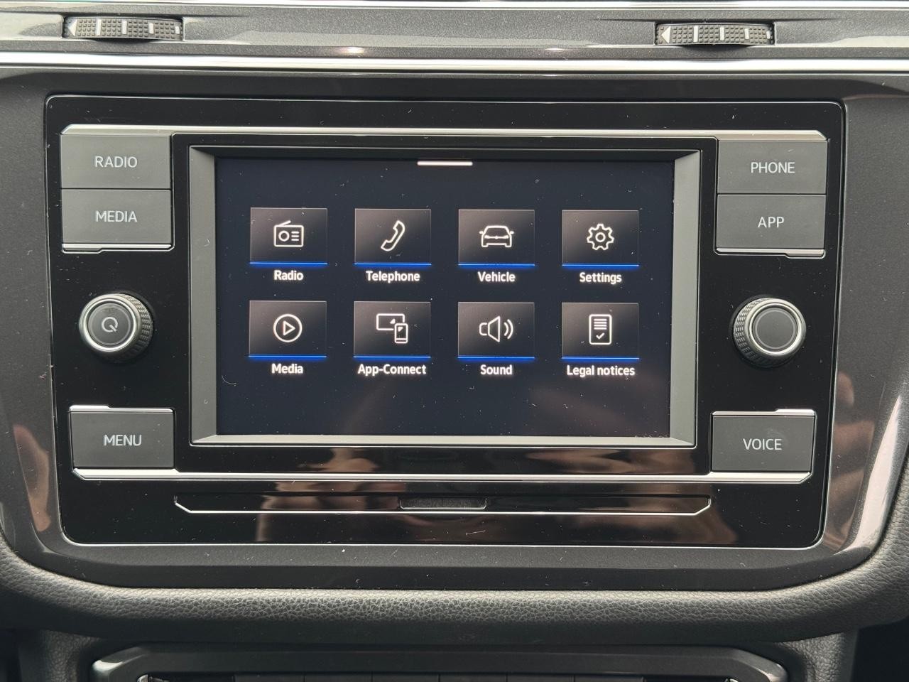 Volkswagen Tiguan Vehicle Full-screen Gallery Image 13