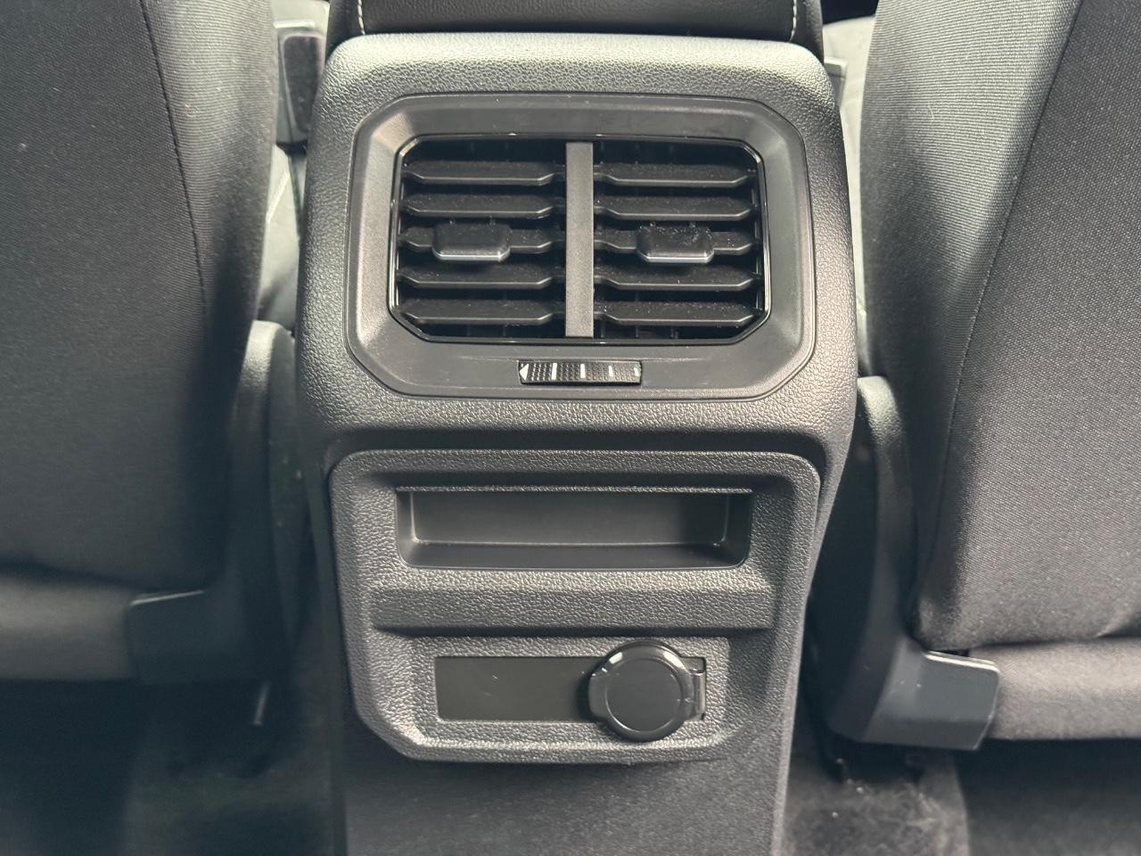 Volkswagen Tiguan Vehicle Full-screen Gallery Image 16