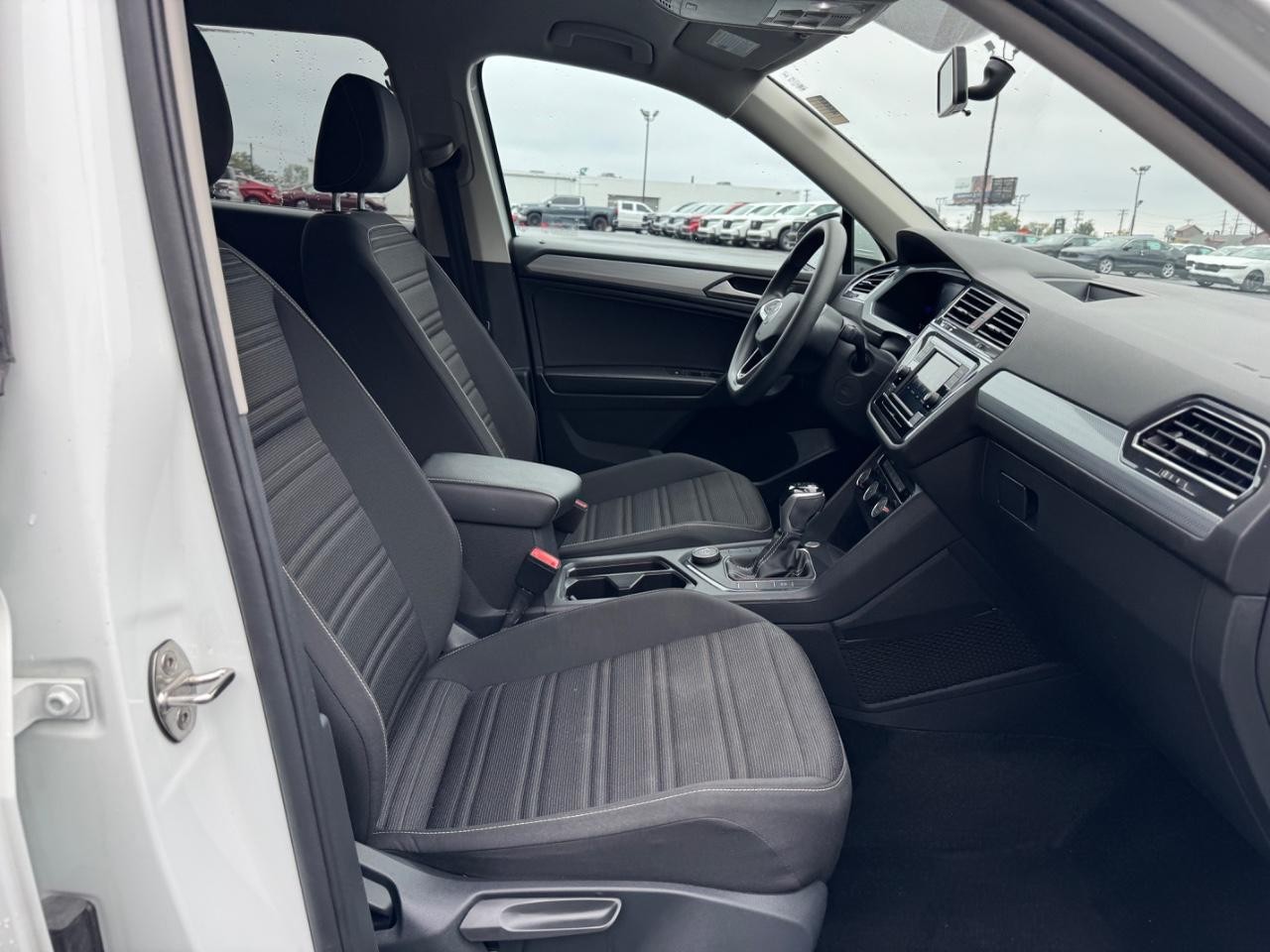 Volkswagen Tiguan Vehicle Full-screen Gallery Image 17