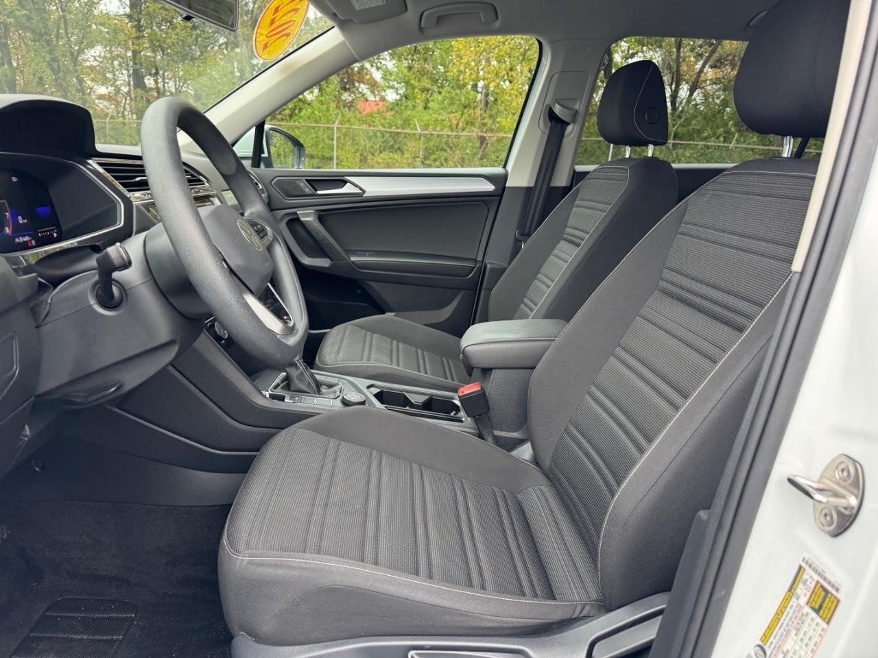 Volkswagen Tiguan Vehicle Full-screen Gallery Image 18