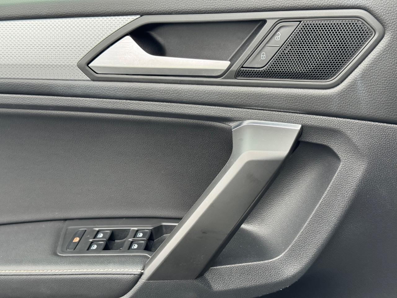 Volkswagen Tiguan Vehicle Full-screen Gallery Image 24