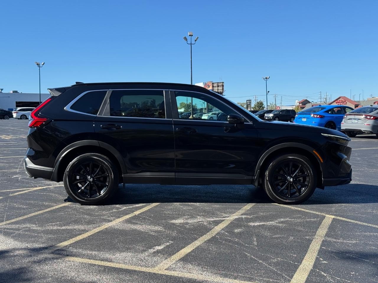 Honda CR-V Hybrid Vehicle Full-screen Gallery Image 02