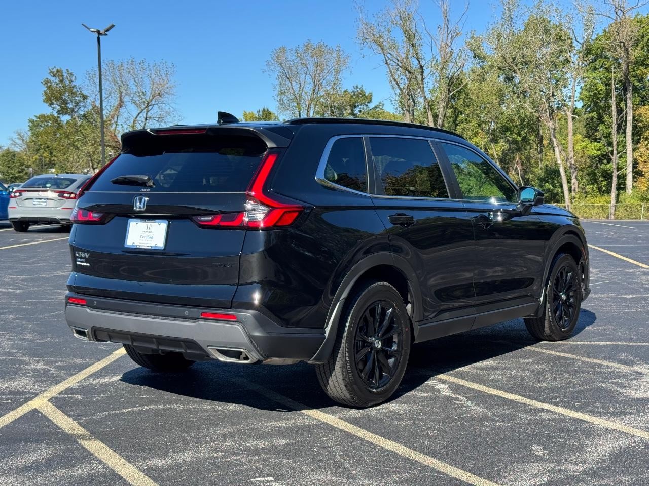 Honda CR-V Hybrid Vehicle Full-screen Gallery Image 03