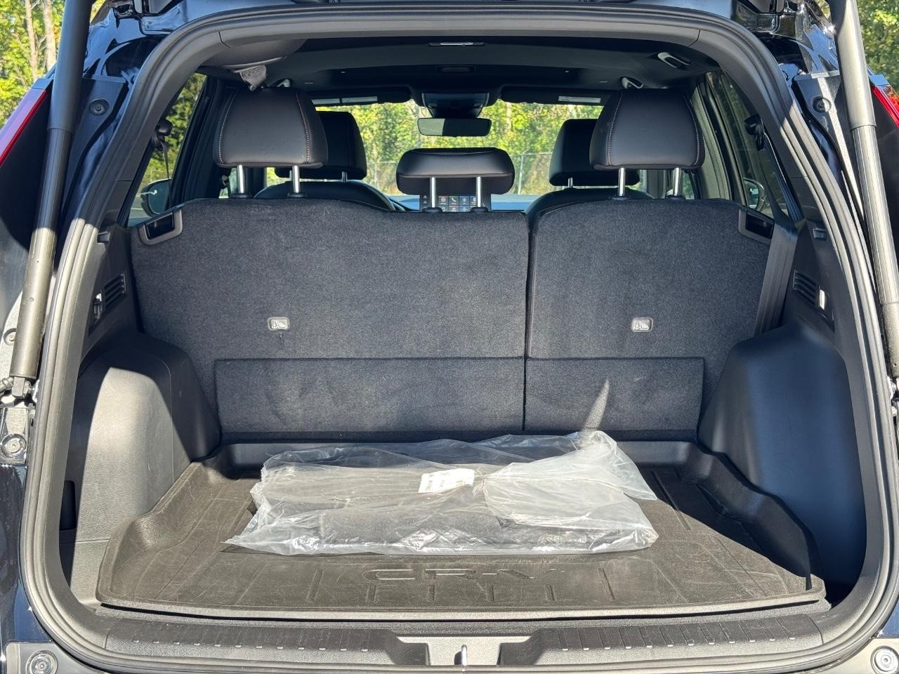 Honda CR-V Hybrid Vehicle Full-screen Gallery Image 04