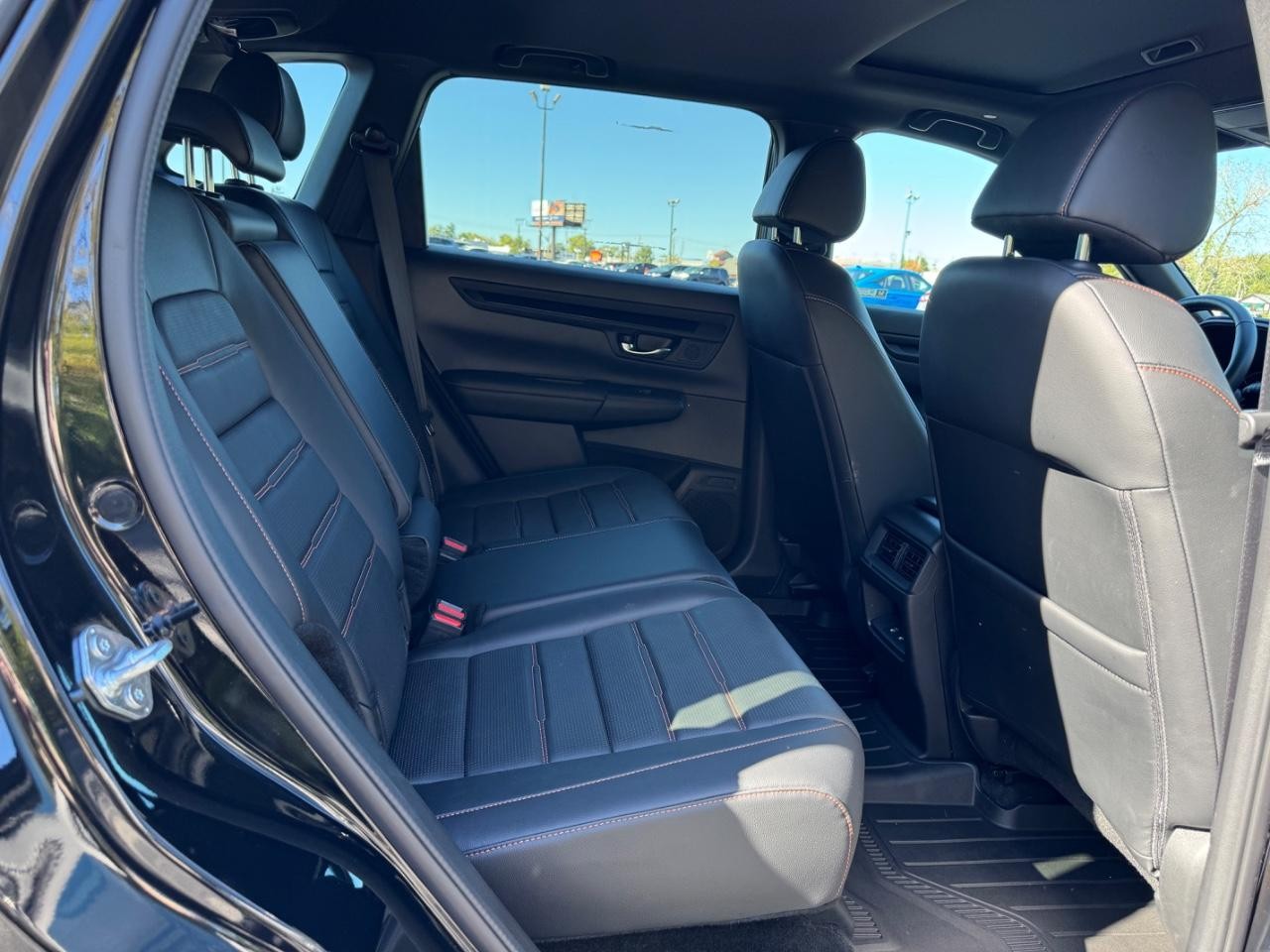 Honda CR-V Hybrid Vehicle Full-screen Gallery Image 10