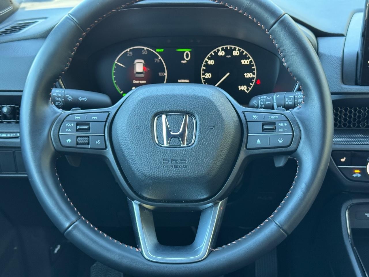 Honda CR-V Hybrid Vehicle Full-screen Gallery Image 12