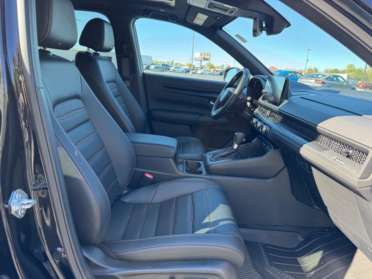 Honda CR-V Hybrid Vehicle Full-screen Gallery Image 17