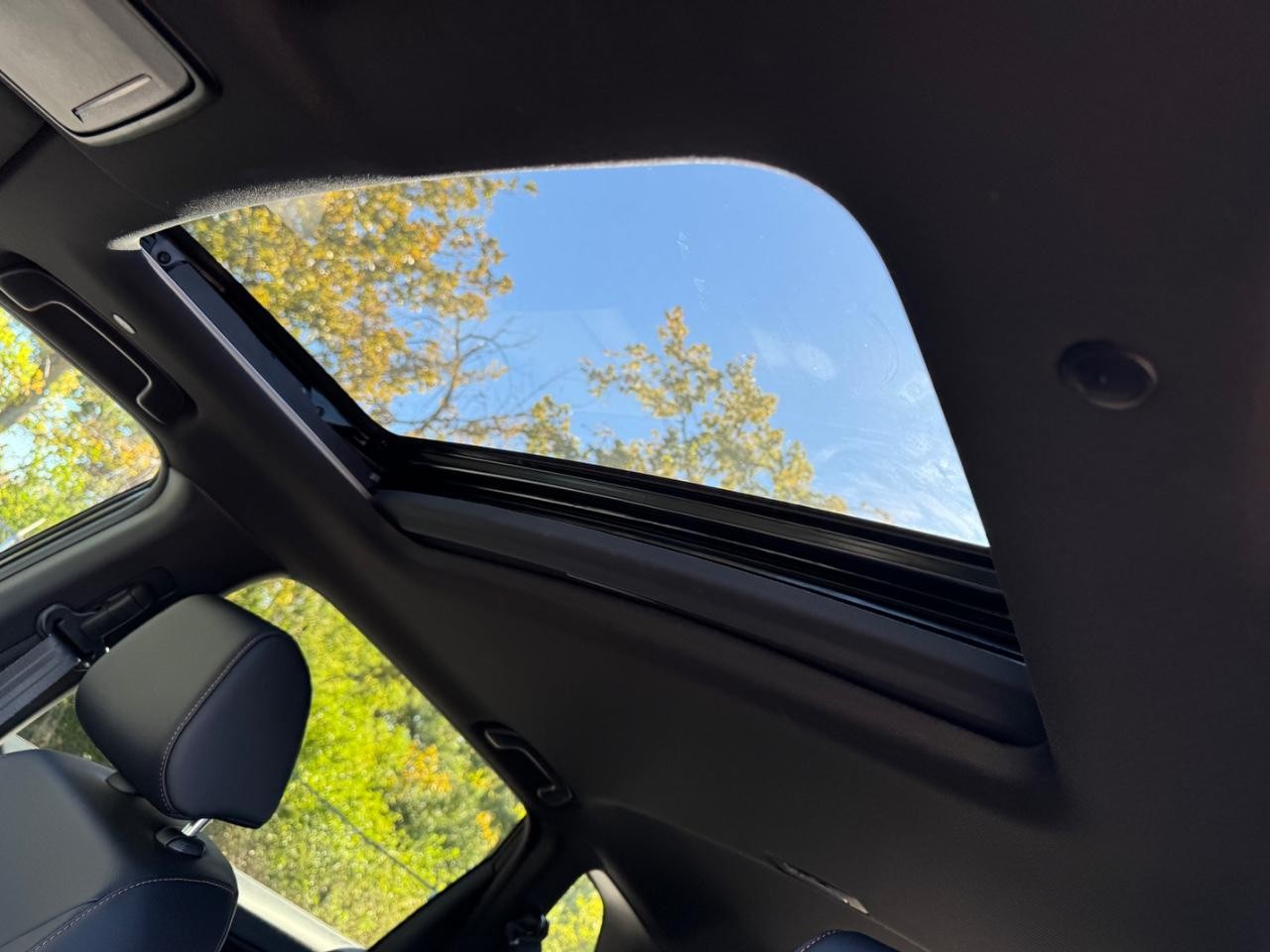 Honda CR-V Hybrid Vehicle Full-screen Gallery Image 19