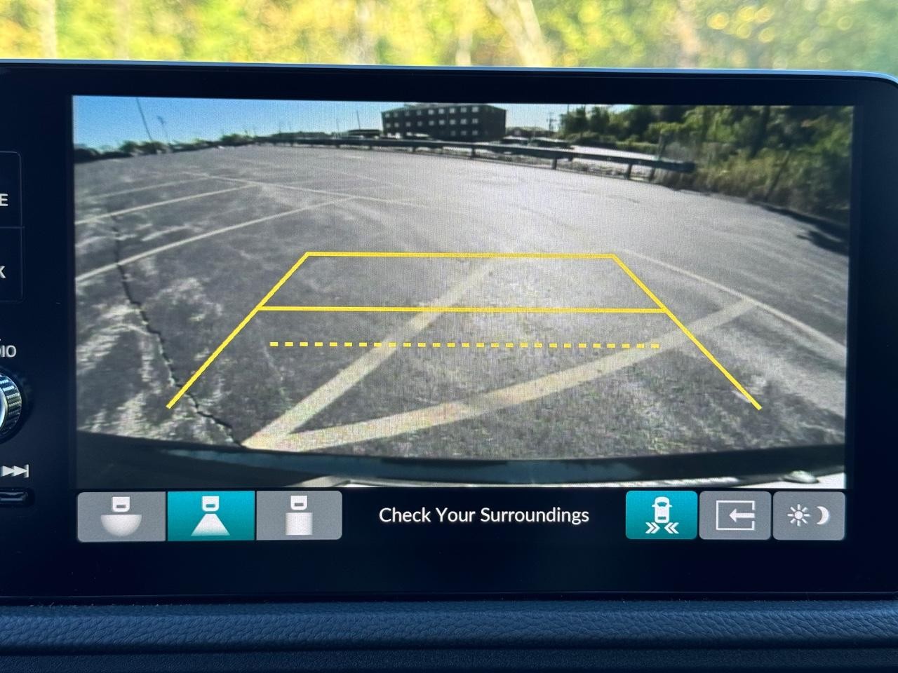 Honda CR-V Hybrid Vehicle Full-screen Gallery Image 24