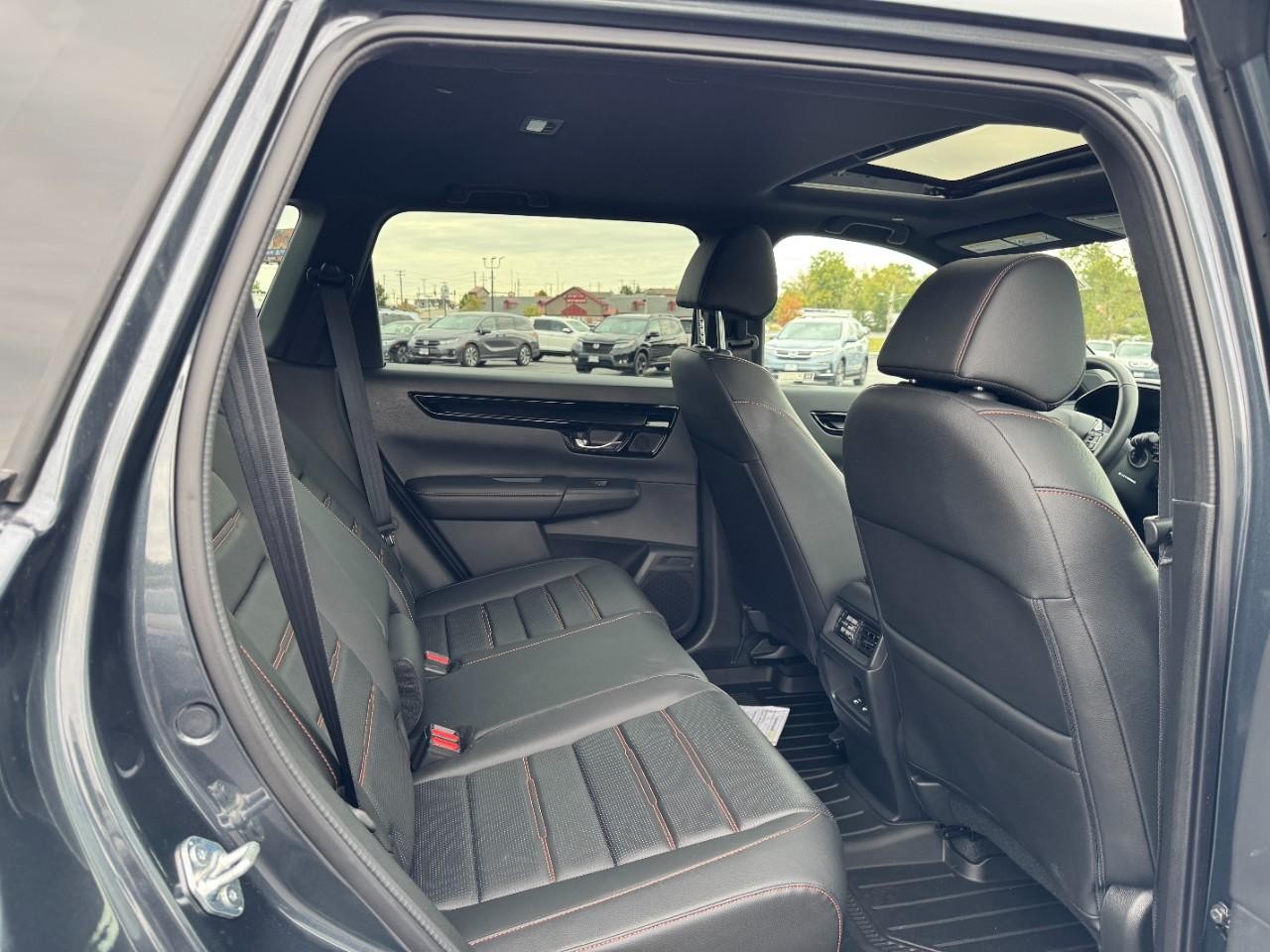 Honda CR-V Hybrid Vehicle Full-screen Gallery Image 10