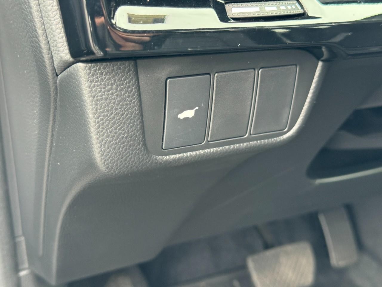 Honda CR-V Hybrid Vehicle Full-screen Gallery Image 16