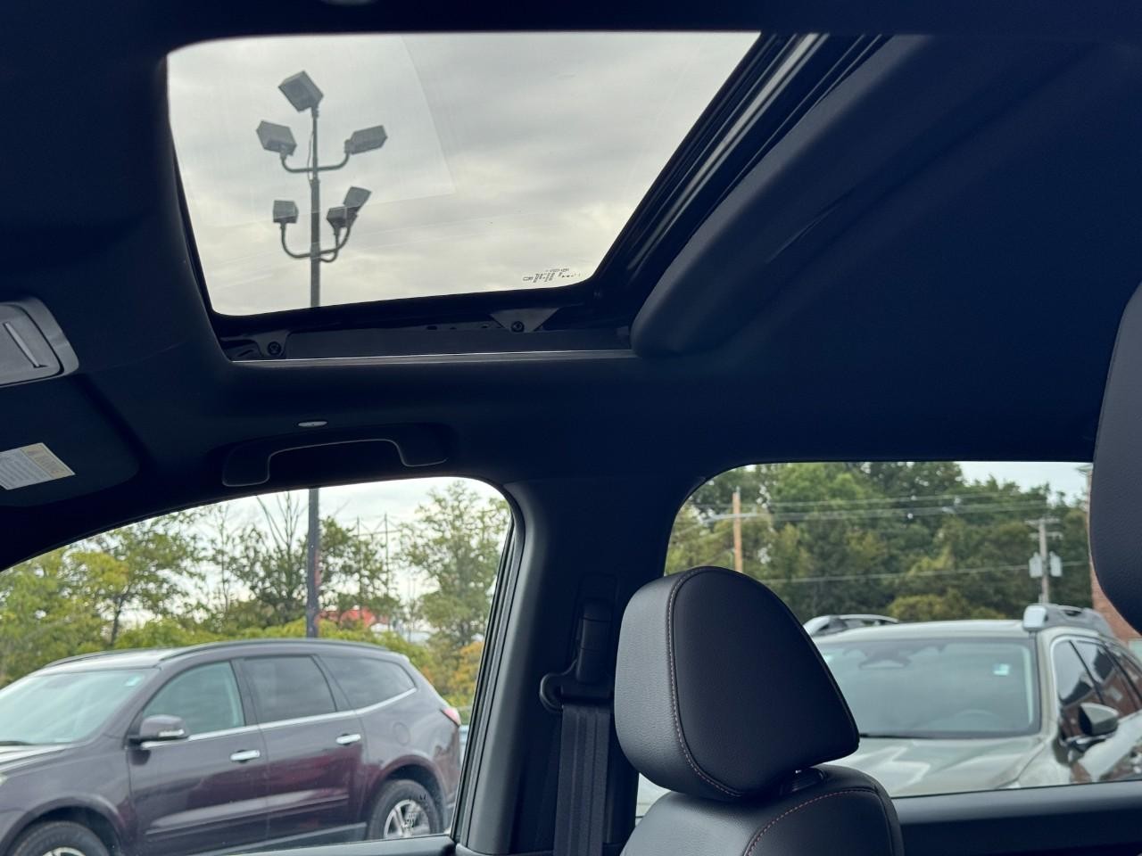 Honda CR-V Hybrid Vehicle Full-screen Gallery Image 25