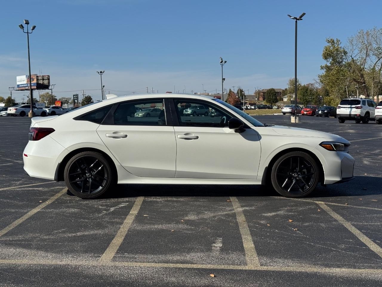 Honda Civic Sedan Hybrid Vehicle Full-screen Gallery Image 02