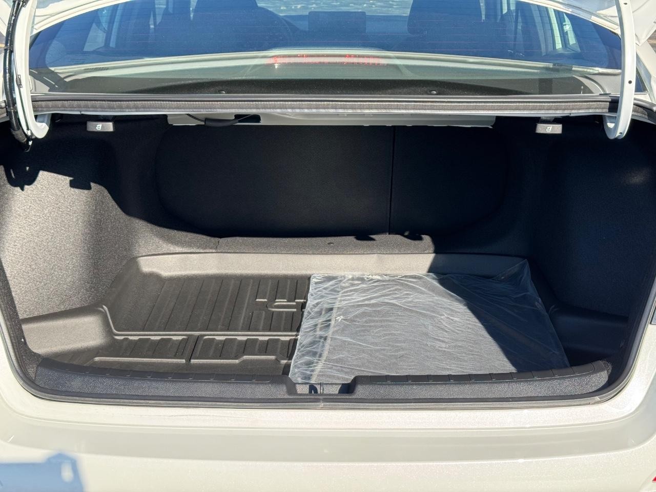 Honda Civic Sedan Hybrid Vehicle Full-screen Gallery Image 04