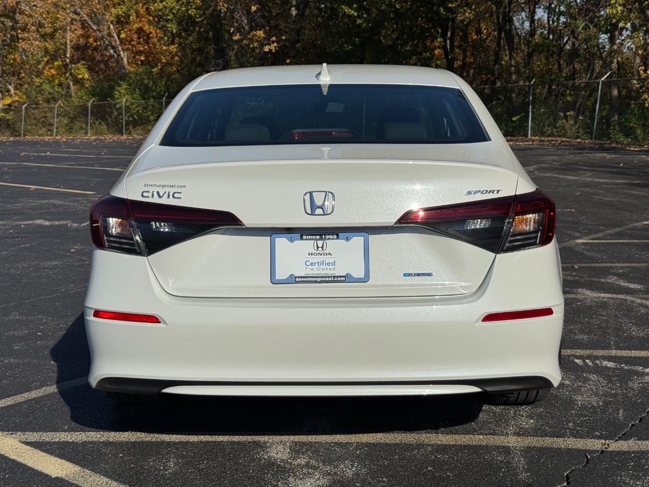 Honda Civic Sedan Hybrid Vehicle Full-screen Gallery Image 05