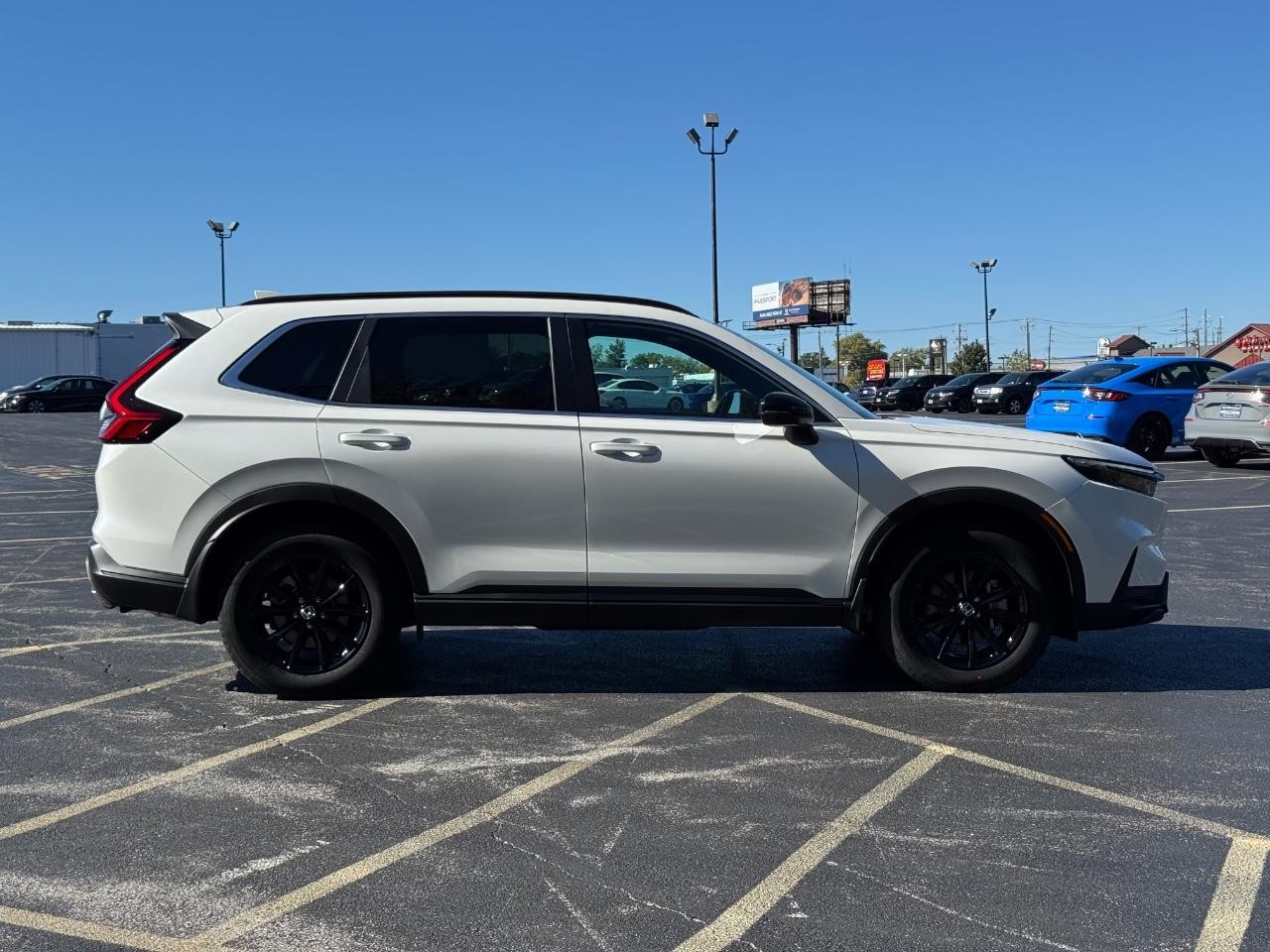 Honda CR-V Hybrid Vehicle Full-screen Gallery Image 02