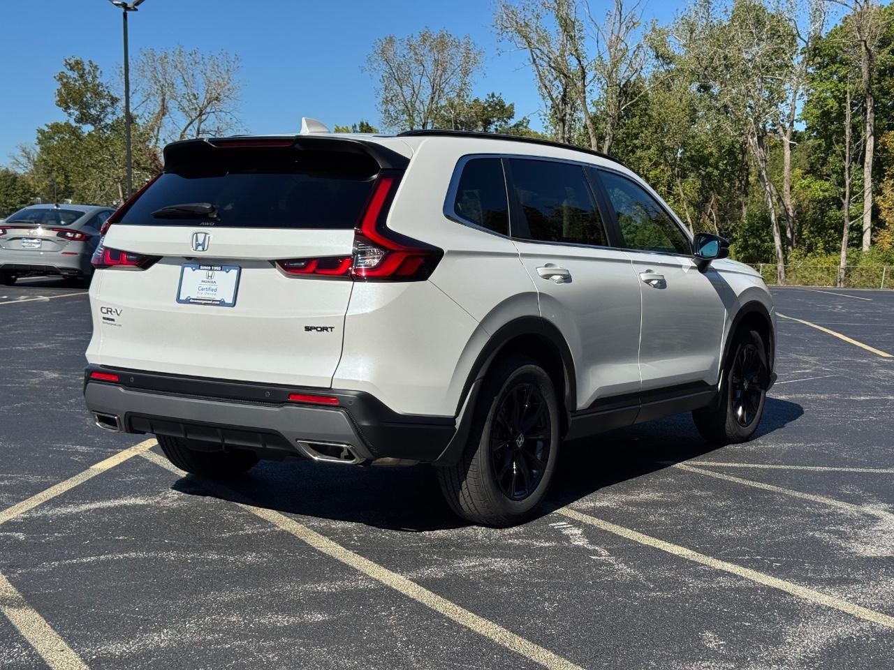 Honda CR-V Hybrid Vehicle Full-screen Gallery Image 03