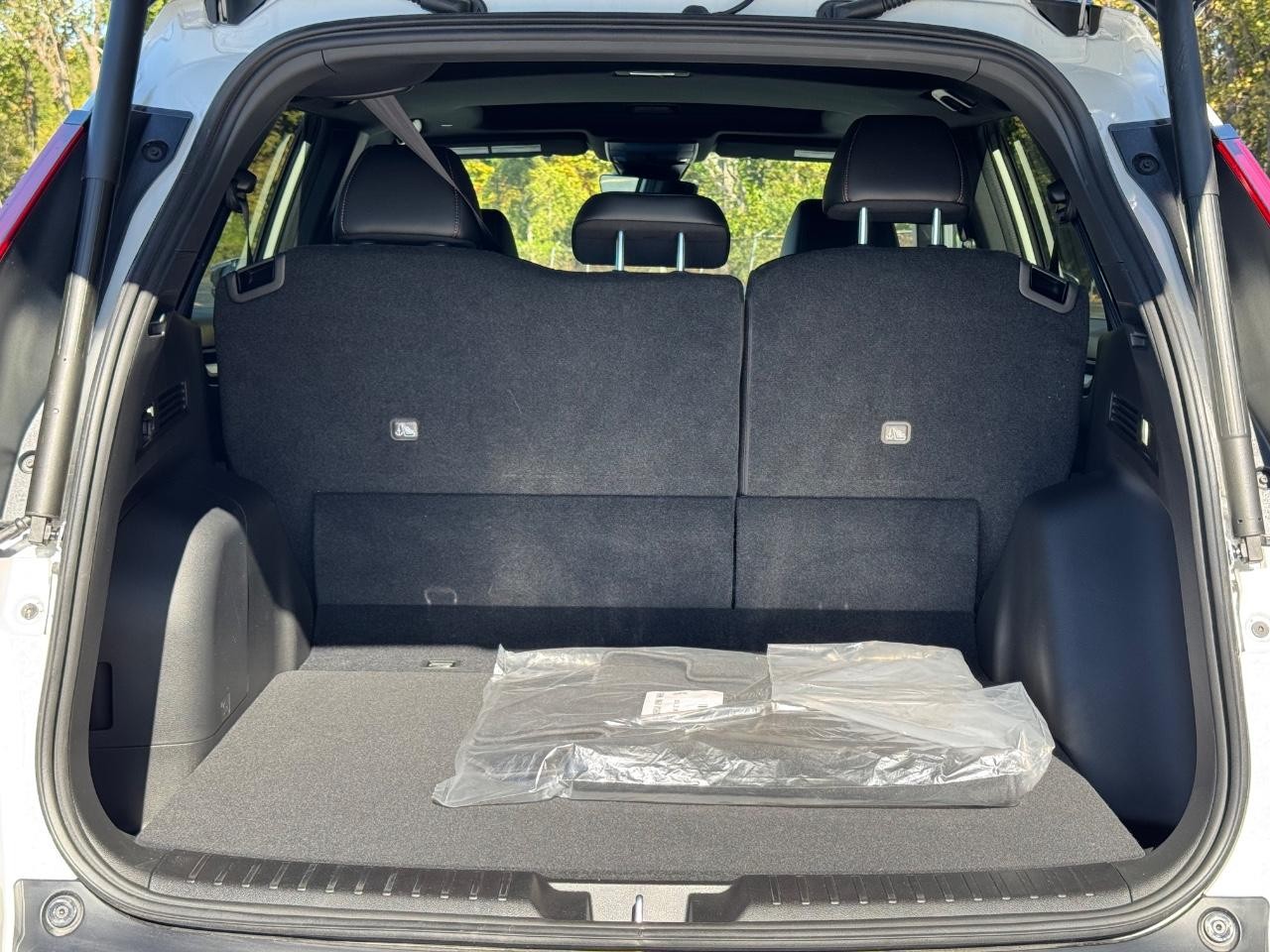 Honda CR-V Hybrid Vehicle Full-screen Gallery Image 04