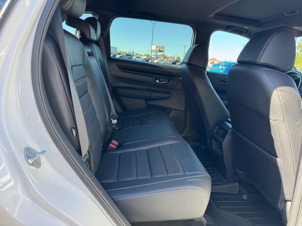 Honda CR-V Hybrid Vehicle Full-screen Gallery Image 10