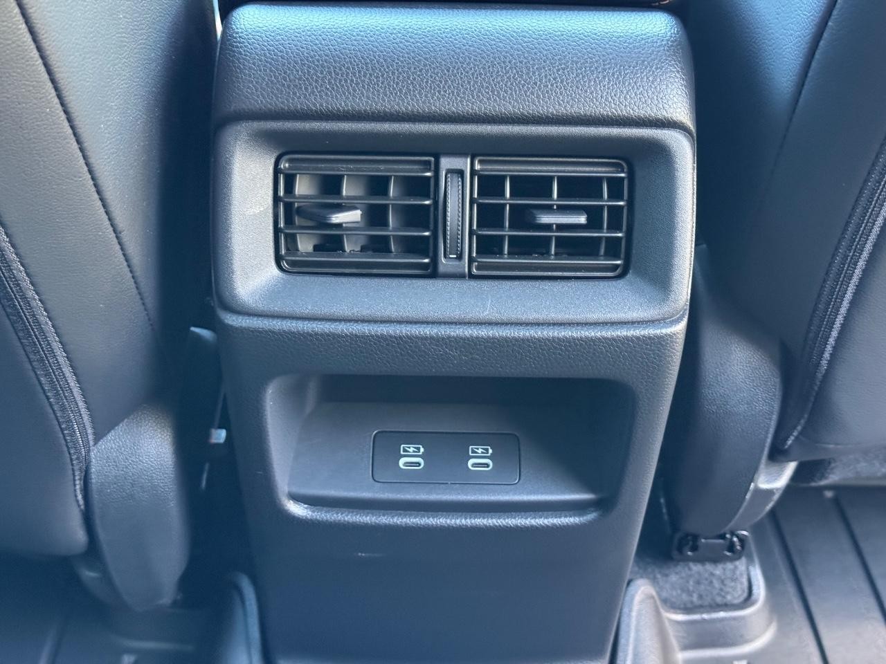 Honda CR-V Hybrid Vehicle Full-screen Gallery Image 16