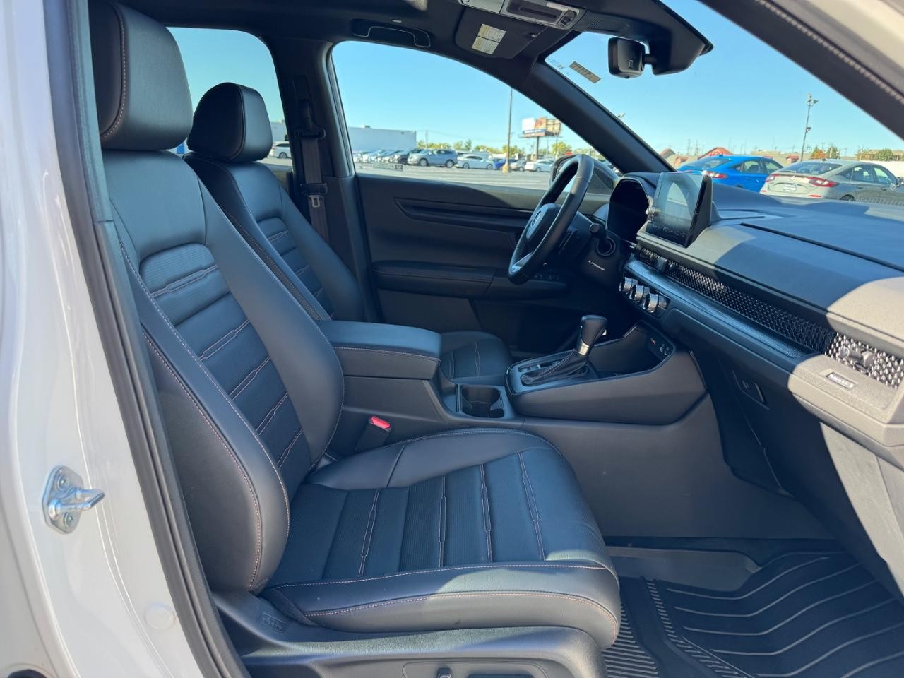 Honda CR-V Hybrid Vehicle Full-screen Gallery Image 17