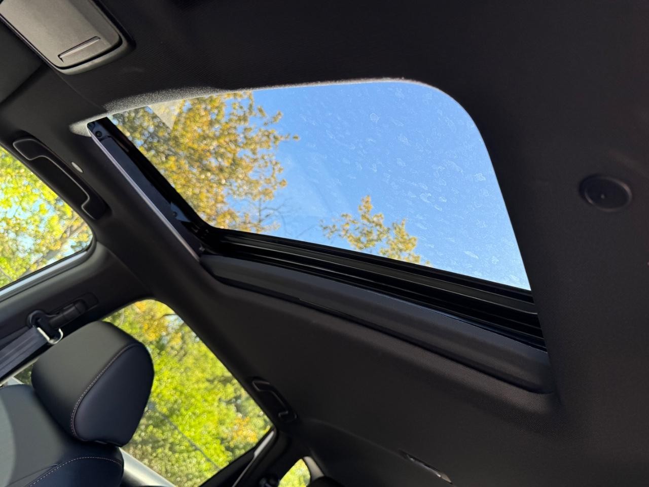 Honda CR-V Hybrid Vehicle Full-screen Gallery Image 19