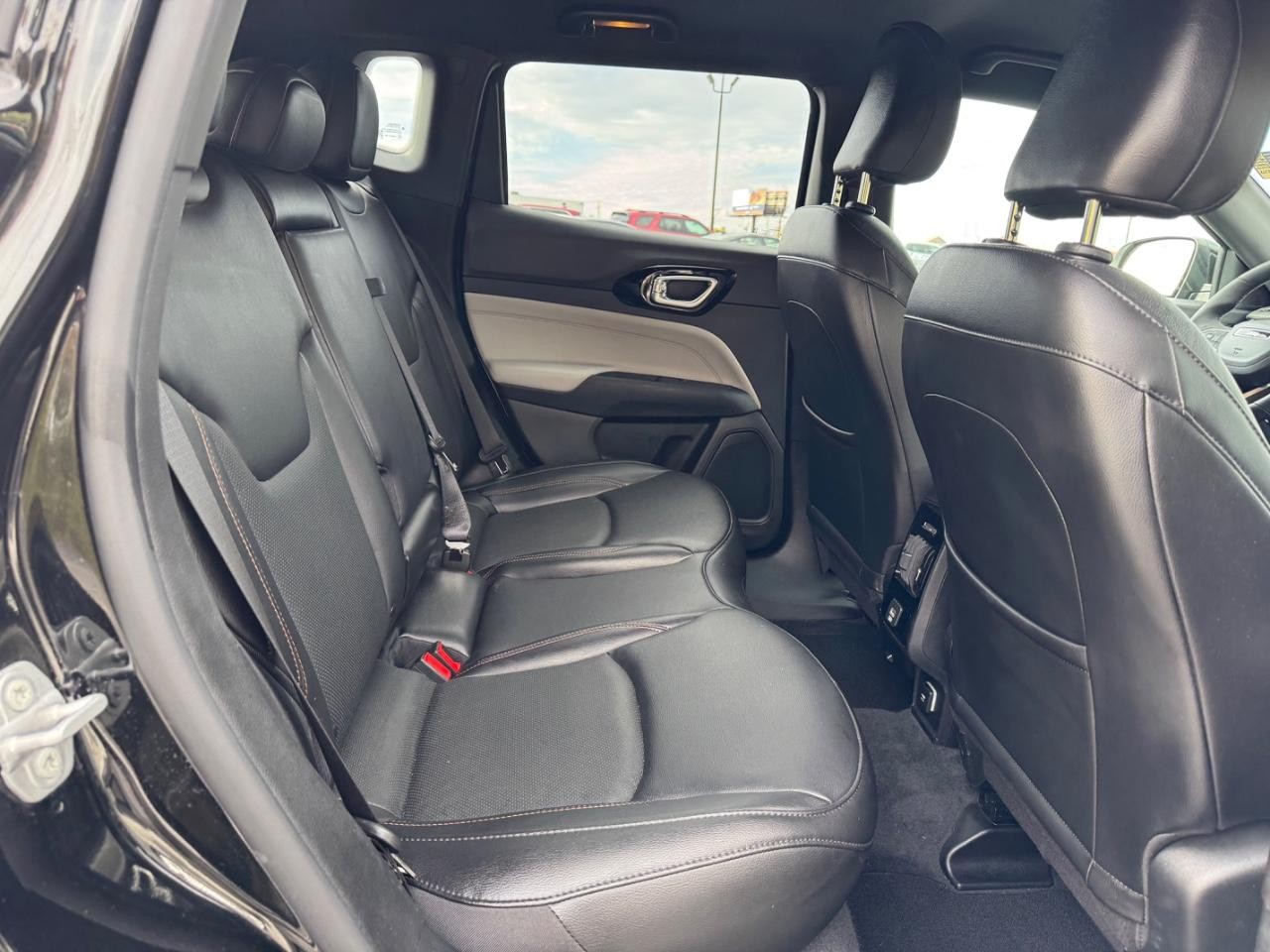 Jeep Compass Vehicle Full-screen Gallery Image 10