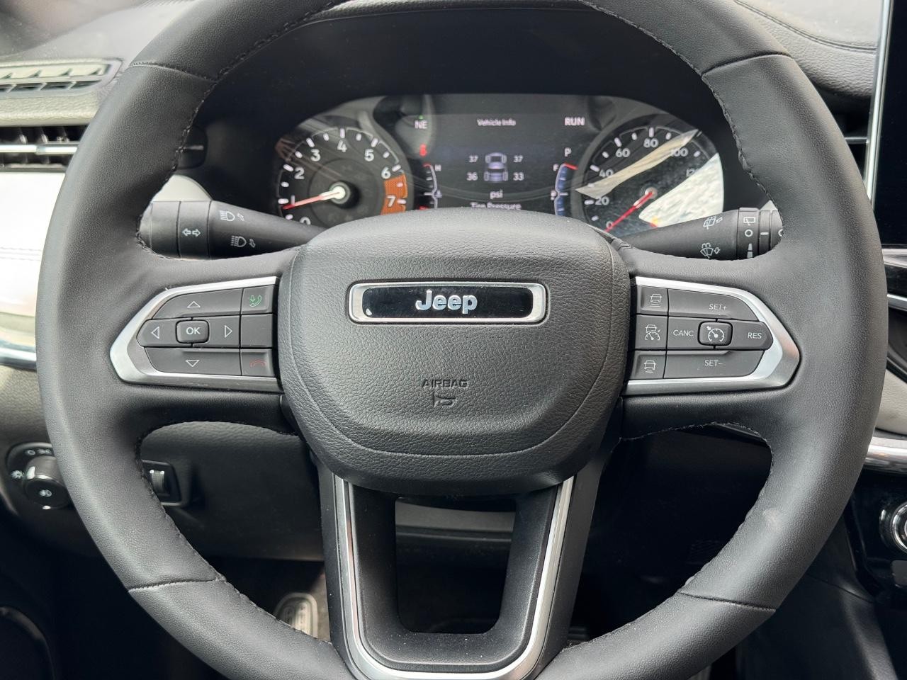 Jeep Compass Vehicle Full-screen Gallery Image 12
