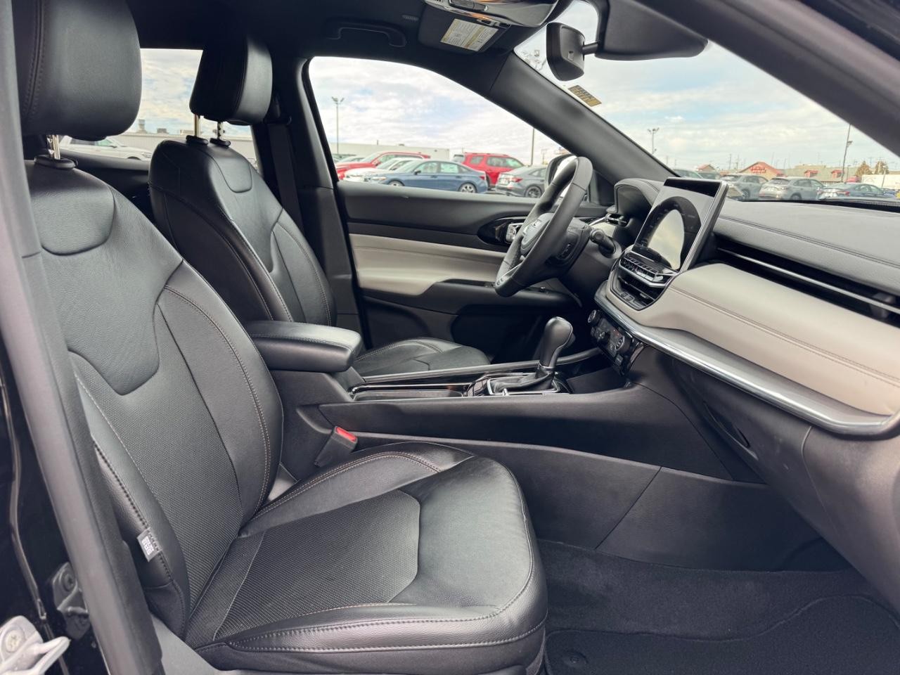 Jeep Compass Vehicle Full-screen Gallery Image 17