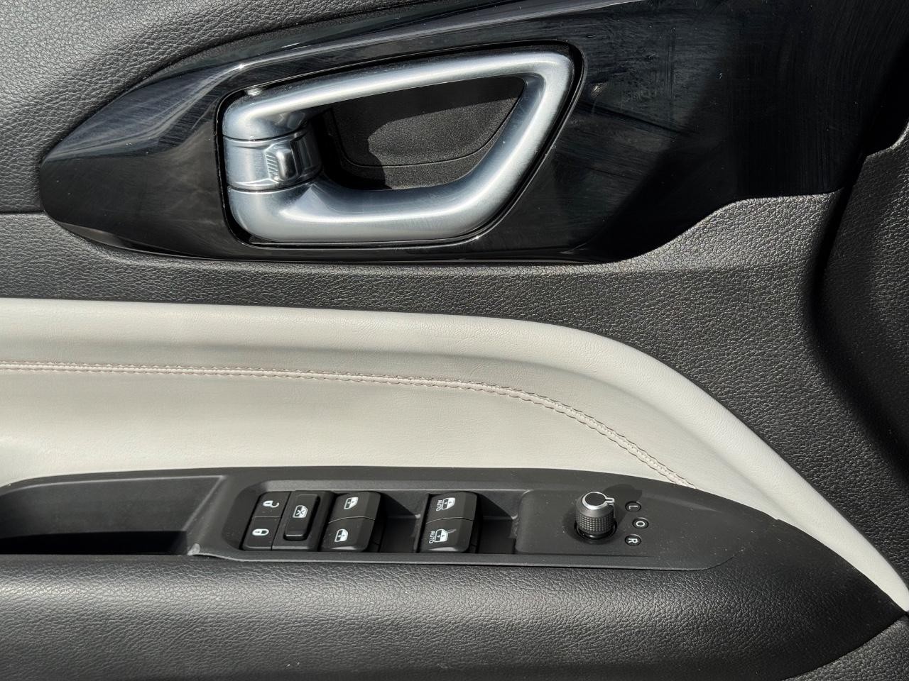 Jeep Compass Vehicle Full-screen Gallery Image 24